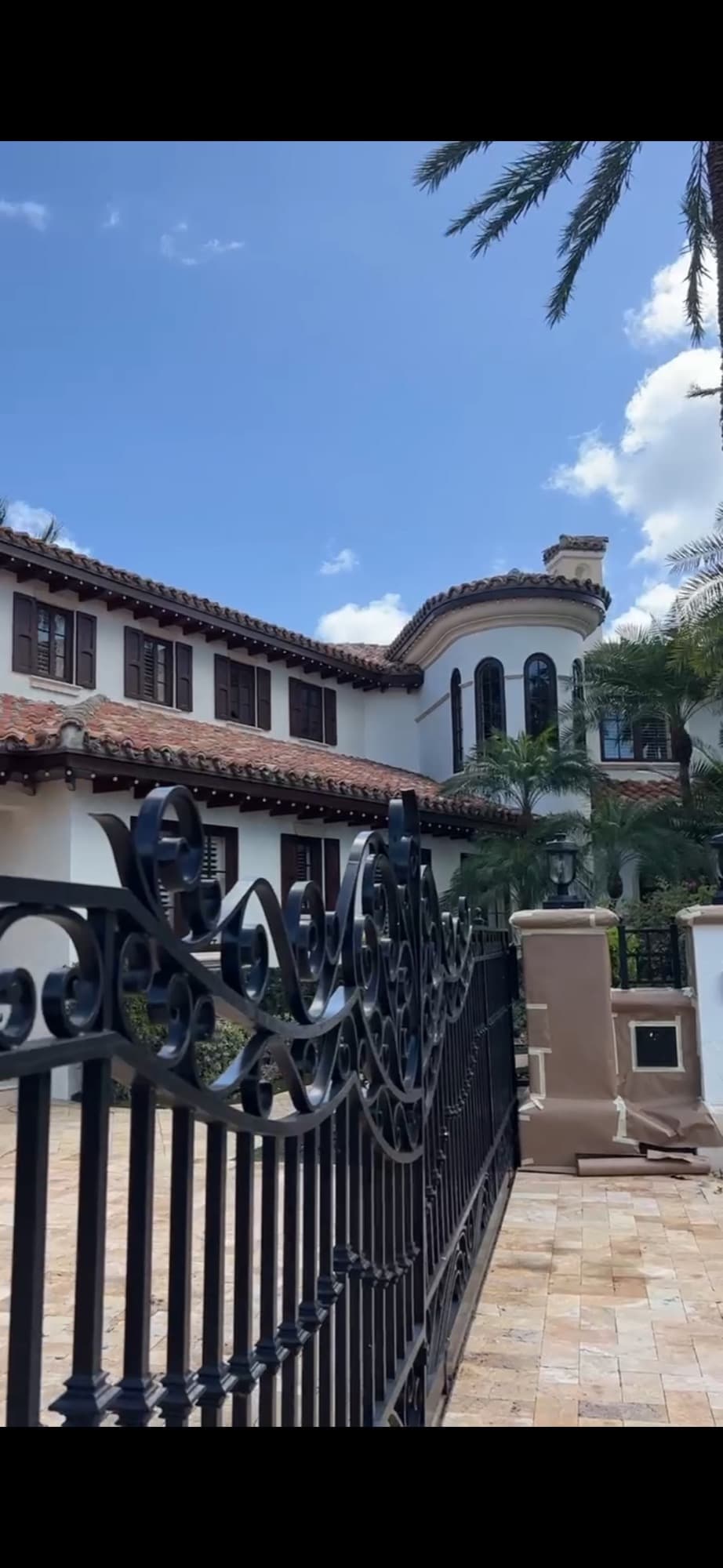 Estate entry gate